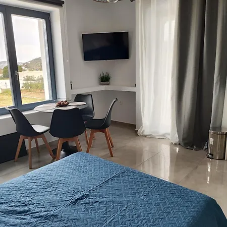 Sunny & Blue Parasporos